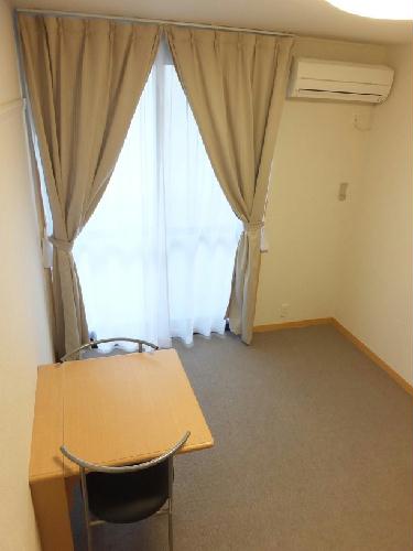 居室・リビング　カーペット仕様テーブルを折りたたむ事が出来ます