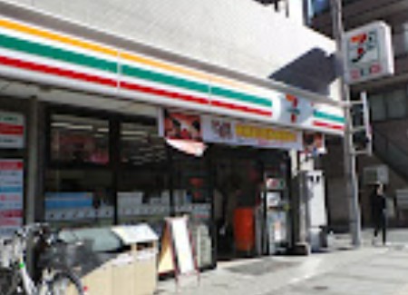 コンビニ　セブン－イレブン港区芝３丁目店（コンビニ）まで88m