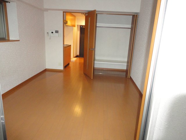 居室・リビング　写真は別号室です。現況優先になります。