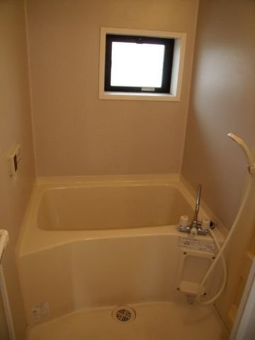 バス・シャワールーム　窓付きで換気良好