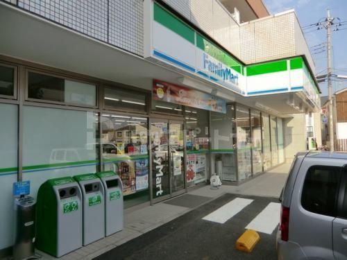 コンビニ　ファミリーマート専大松戸高校前店（コンビニ）まで320m