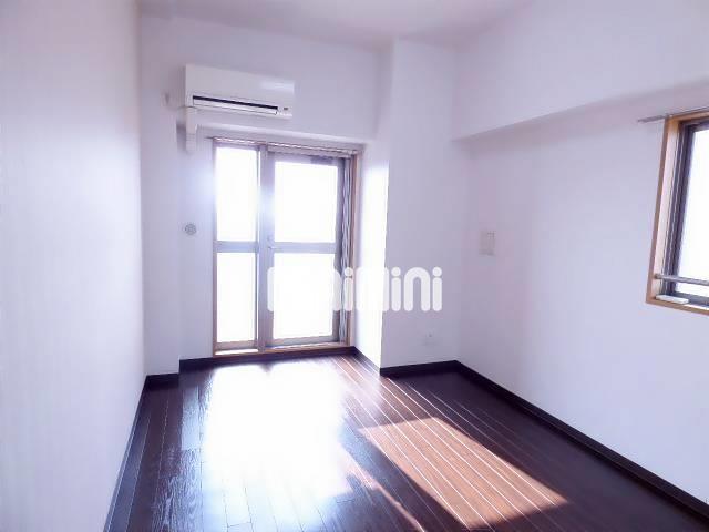 居室・リビング　窓が多くて明るいお部屋です。