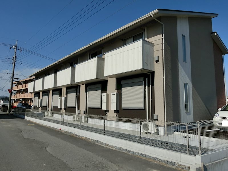 建物外観　1軒様毎の玄関の作りとなっているので、プライベートが保守でき