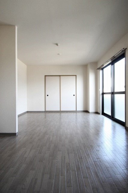 居室・リビング　同物件別室です