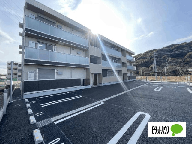 建物外観　建物外観（建設中）