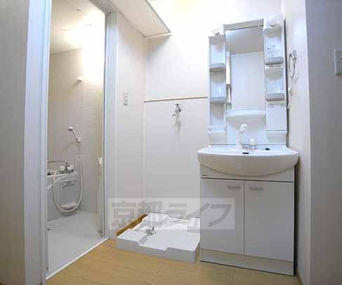 洗面設備　独立洗面台のある脱衣室。