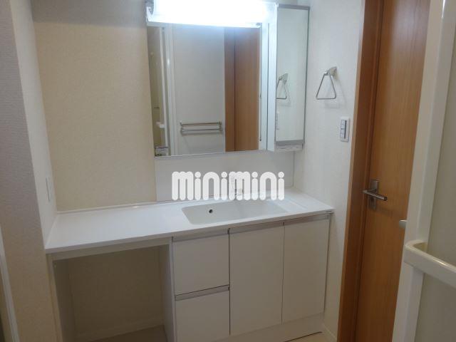 洗面設備　幅が広いので使いやすいです