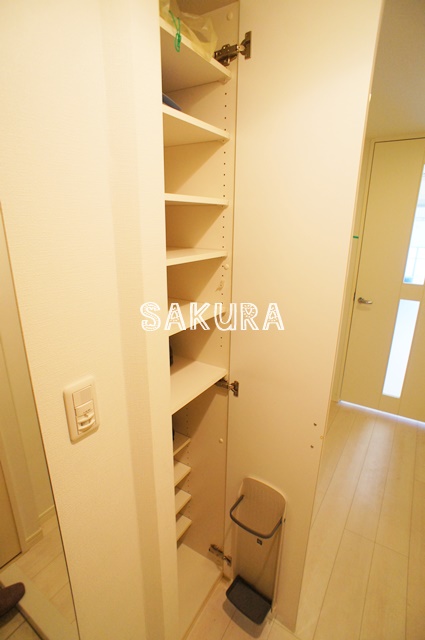 玄関　人感センサー付き・シューズボックス付き♪