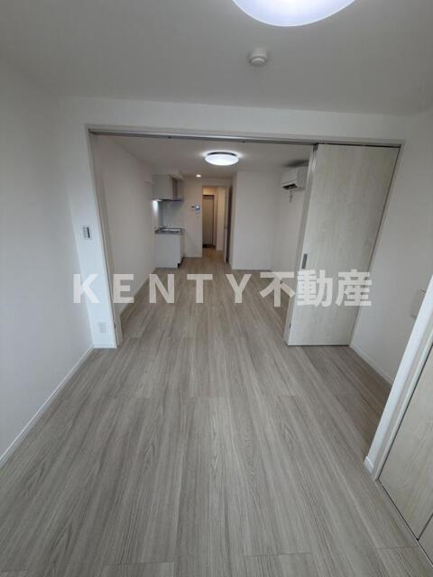 その他部屋・スペース　開放的な寝室です