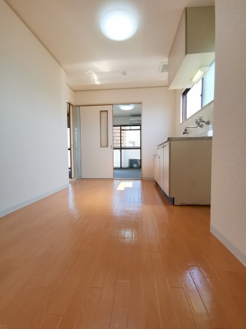 居室・リビング　明るいダイニングキッチン