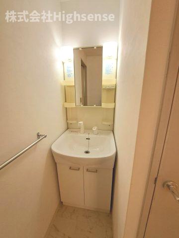 洗面設備　明るい洗面所です