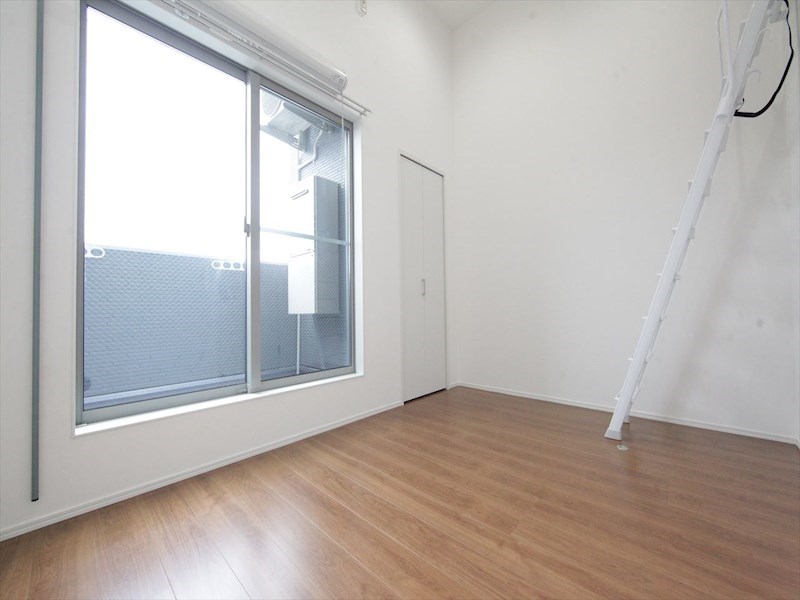 居室・リビング　洋室5.4帖　ロフト5帖（収納にも寝室にも使用できます）