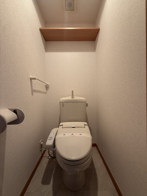 トイレ　同物件別号室の写真です。