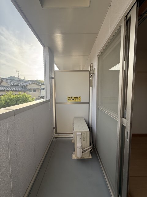 バルコニー　同物件別号室の写真です。