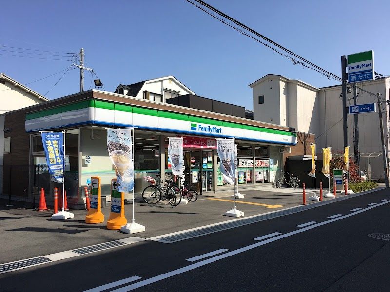 コンビニ　ファミリーマート尼崎大庄北店（コンビニ）まで596m