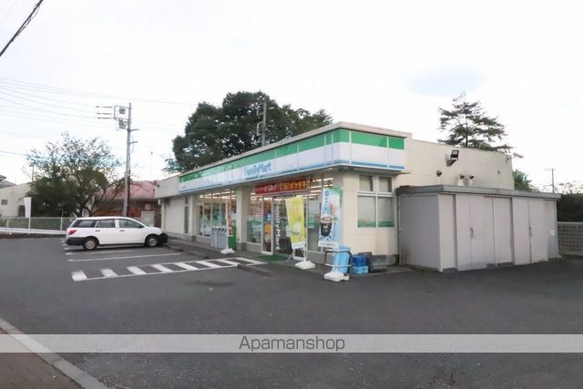 コンビニ　ファミリーマート（コンビニ）まで742m