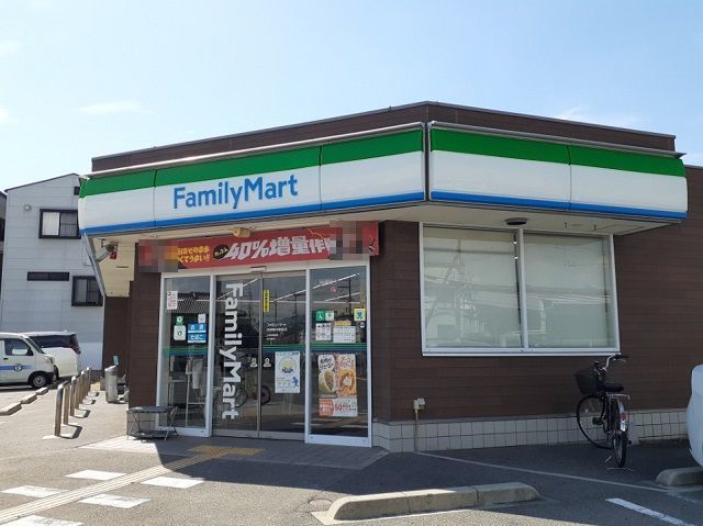 コンビニ　ファミリーマート様（コンビニ）まで210m