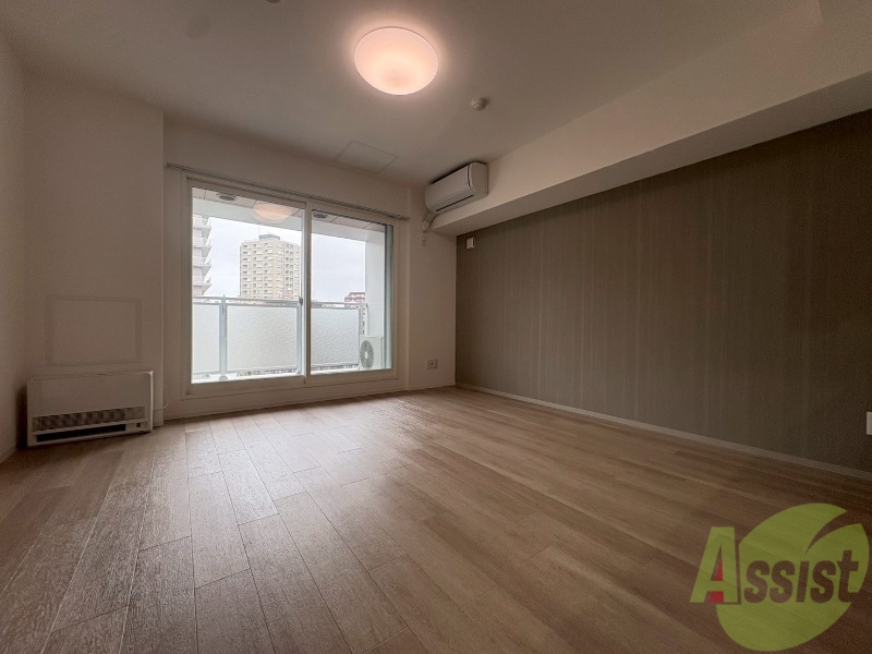 居室・リビング　リビングです。窓が大きくて明るいですね！