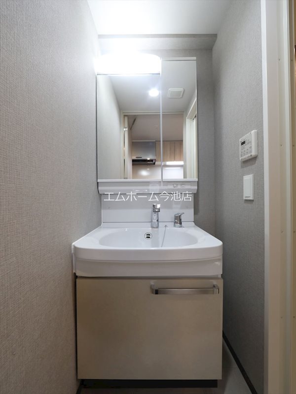 洗面設備　脱衣所　独立洗面台（シャンプードレッサー付）