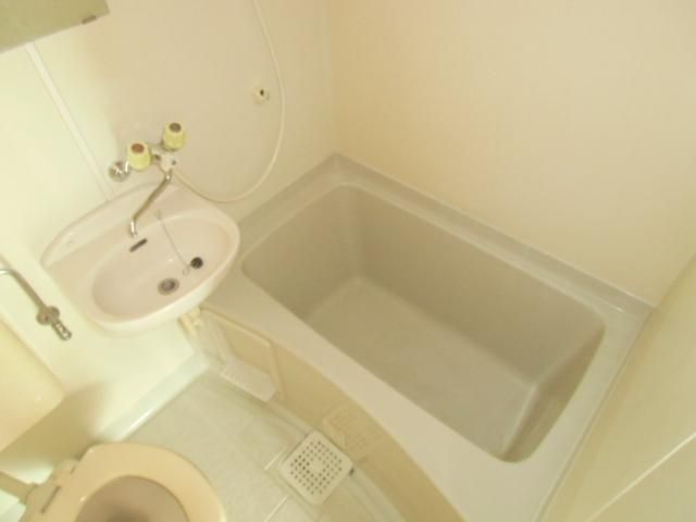 バス・シャワールーム　3点ユニットバス　清潔感のあるバスルーム