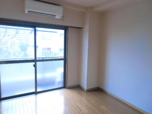 居室・リビング　6帖洋室　エアコン完備