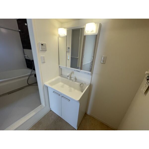 洗面設備　室内写真は別部屋の写真です。
