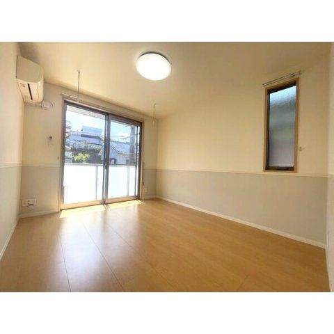 居室・リビング　室内写真は別部屋の写真です。