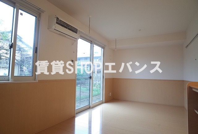 居室・リビング　こちらのリビングで趣味の時間をお楽しみください