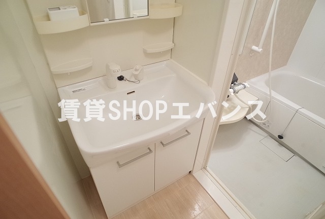 洗面設備　ゆったりとスペースのある洗面所