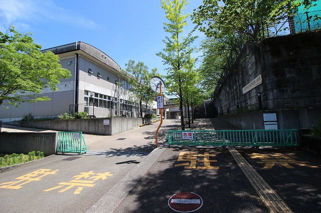 小学校　介良潮見台小学校（小学校）まで887m