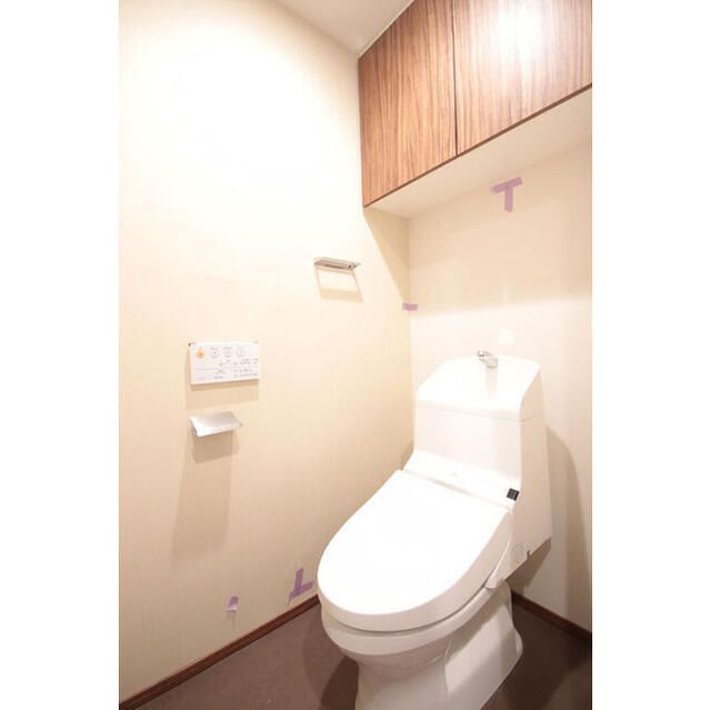 トイレ　落ち着いた色調のトイレです