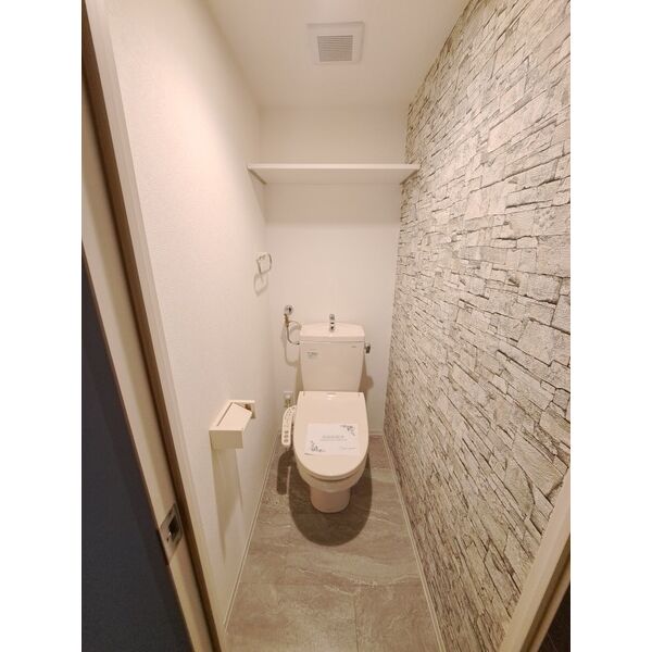 トイレ　落ち着いた色調のトイレです