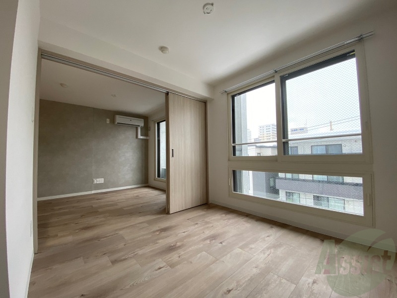 その他部屋・スペース　寝室はこちらです。光が差し込む、温かみのあるお部屋です。