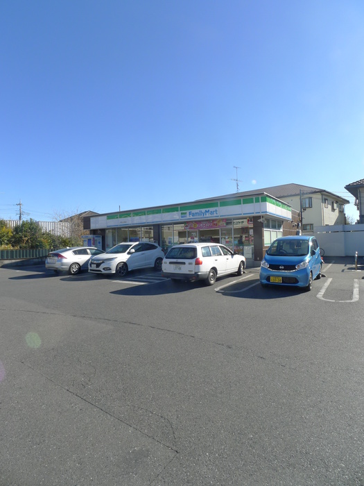 コンビニ　ファミリーマート（コンビニ）まで50m