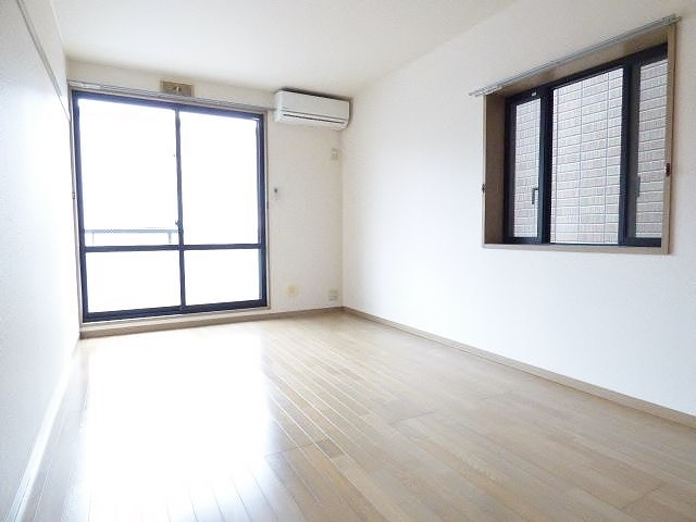 居室・リビング　出窓はありません。角部屋の画像です。