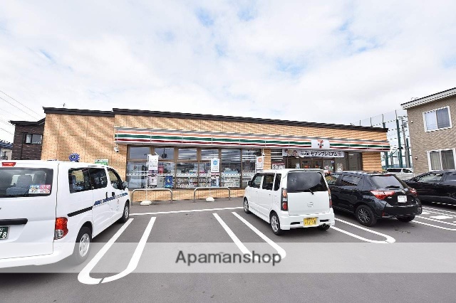 コンビニ　セブンイレブン（コンビニ）まで372m