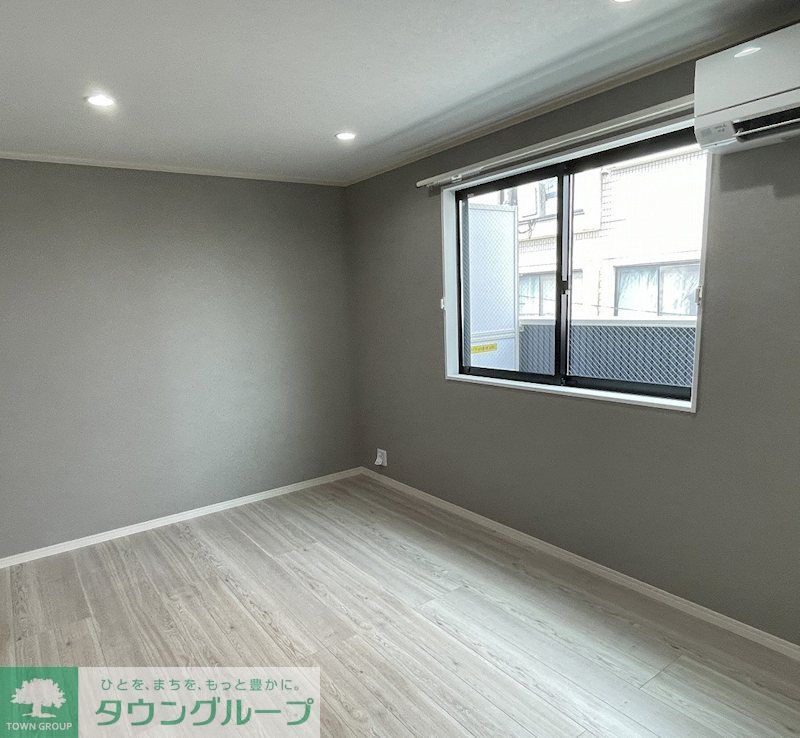 その他部屋・スペース　洋室は広々7.3帖。黒を基調とした木目調の建具建材を使用し…