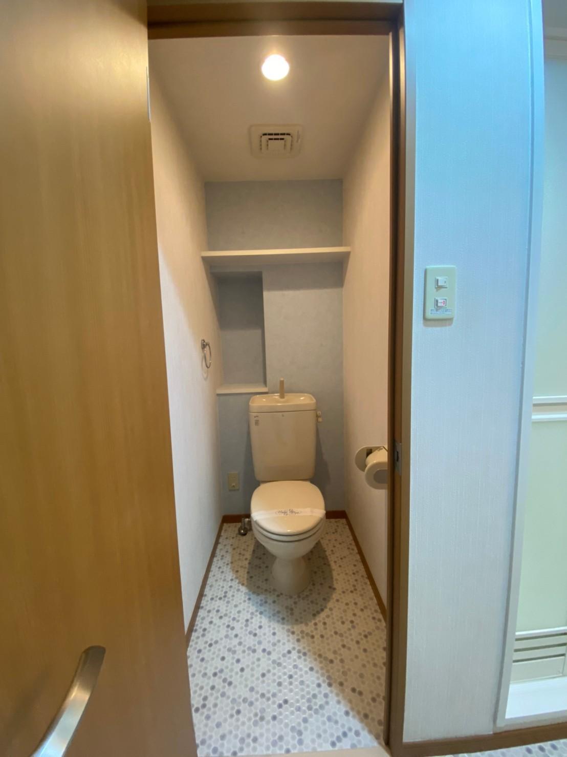トイレ　落ち着いた色調のトイレです