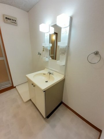 洗面設備　ゆったりとスペースのある洗面所