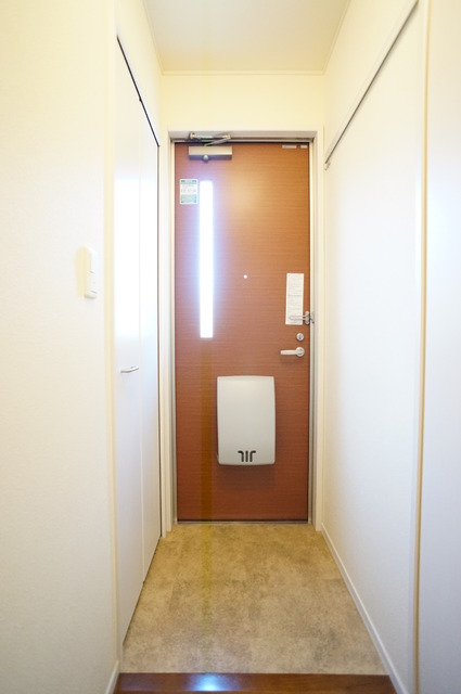 玄関　玄関には下駄箱があるのでスッキリとした空間を保てます