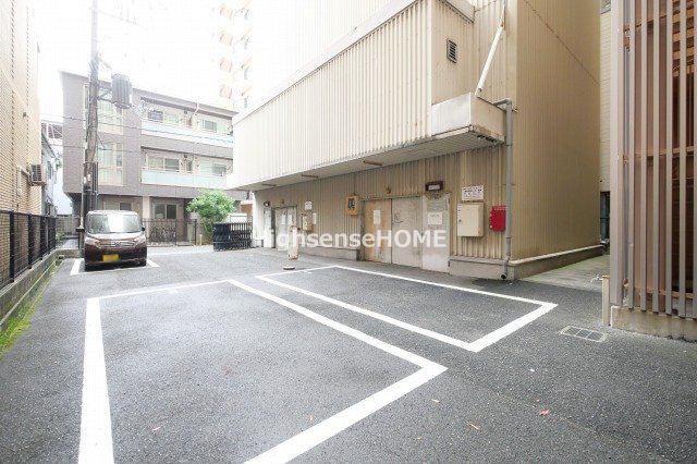 駐車場　駐車場があるので、車を買う予定の方も安心です