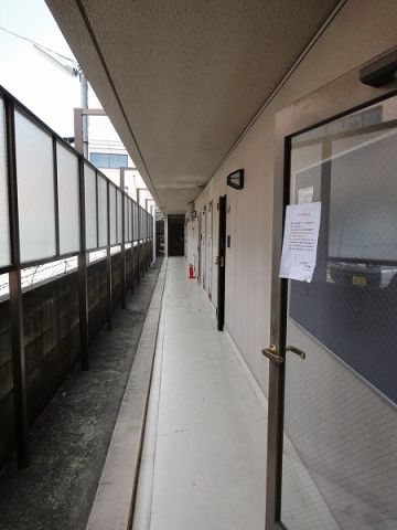 その他共有部分　共用廊下も明るいですね。
