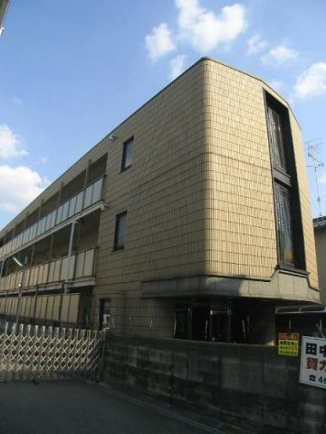 建物外観　閑静な住宅街の立地で落ち着いた生活ができますよ。