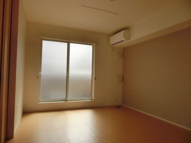 居室・リビング　きれいなフローリングのお部屋です。