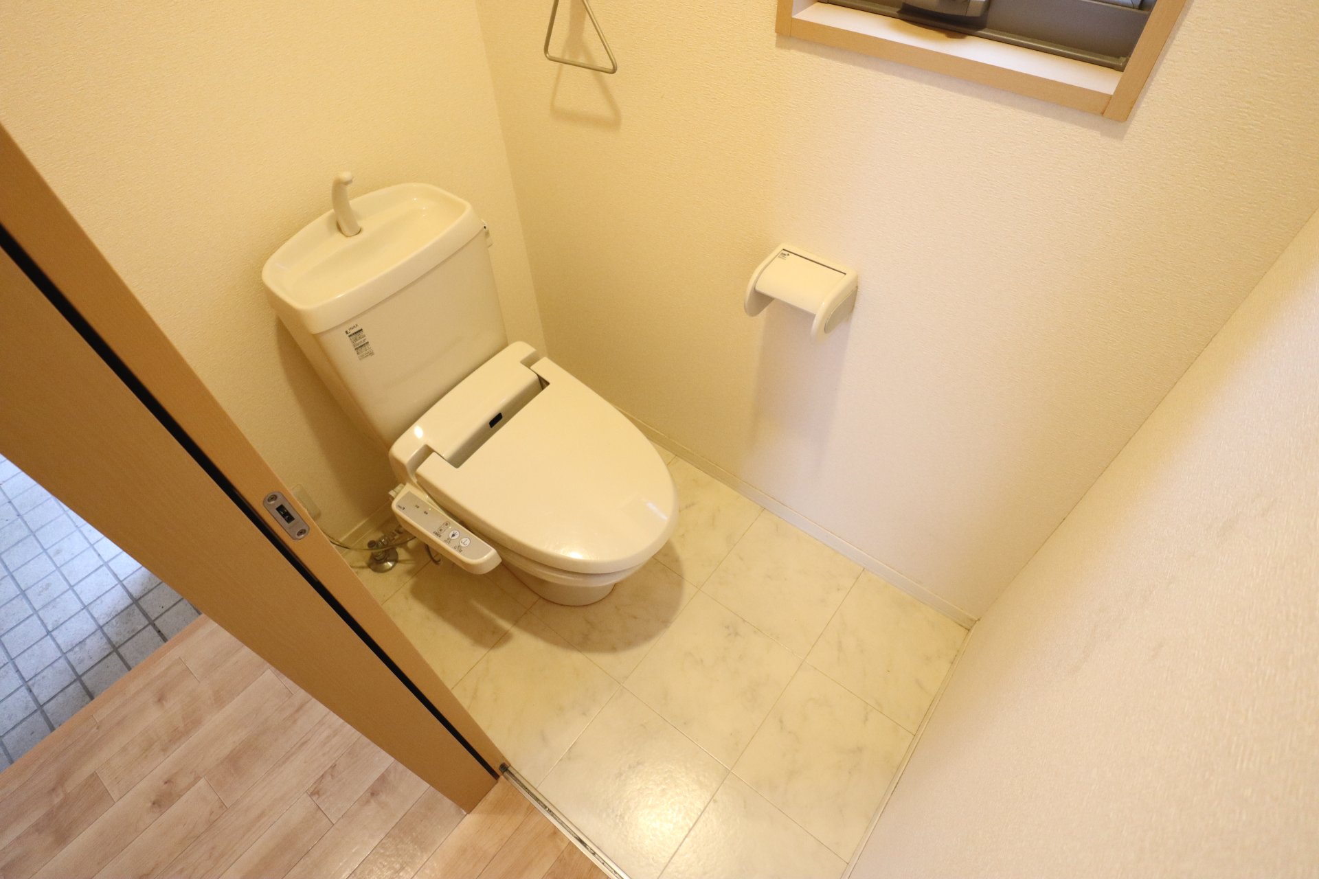 バス・シャワールーム　トイレは温水洗浄便座付です。小窓があります。