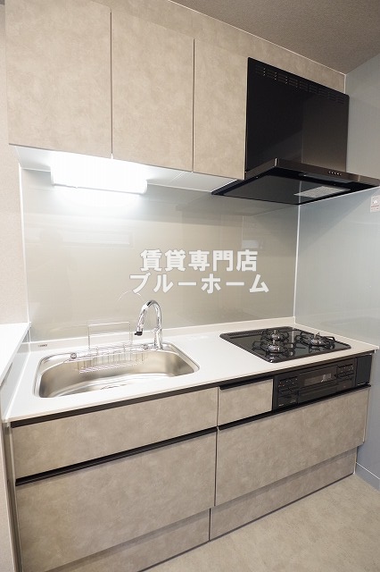 キッチン　3口コンロのシステムキッチンです！グリル付きです♪