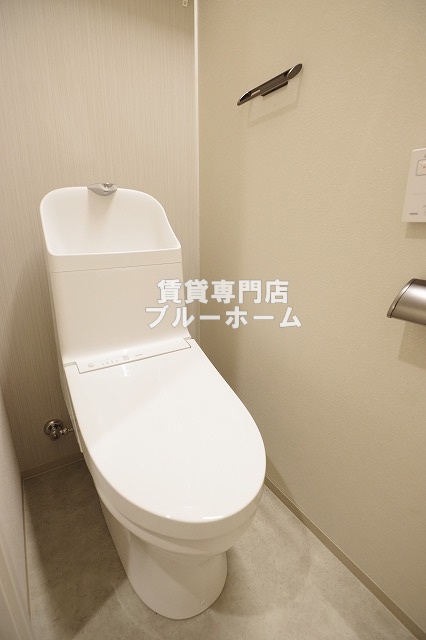 トイレ　収納棚付き！温水洗浄便座付きのトイレです！