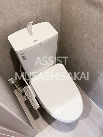 トイレ　写真：設備同仕様の反転タイプ別号室です