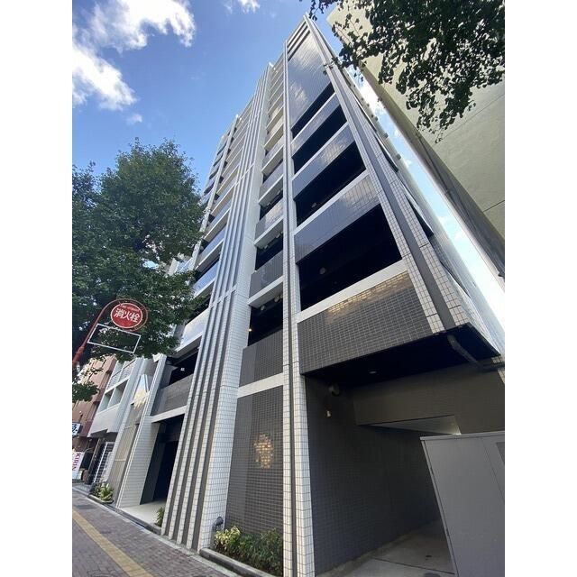 建物外観　鉄筋コンクリート造・総戸数は45戸です。