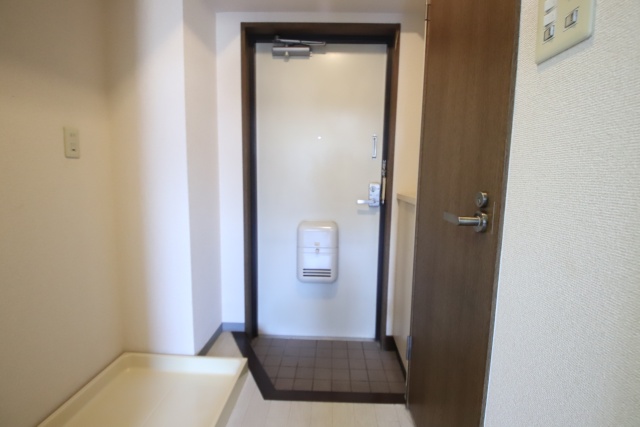 玄関　※別部屋の参考写真の為、原状優先です。